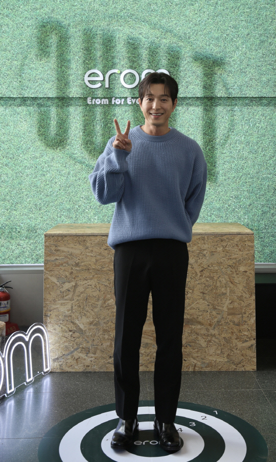 지난 10일 TWUC(툭) '티몬X이롬 팝업스토어'에서 열린 팬 사인회에 등장한 정성일 배우가 포즈를 취하고 있다. 이롬 제공